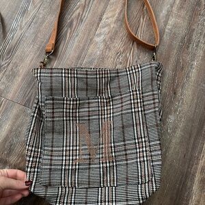 Thirty-one paid embroidered M shoulder bag